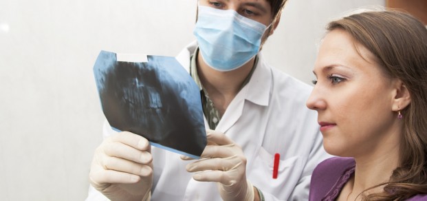shutterstock_48486751 stomatologist shows x-ray