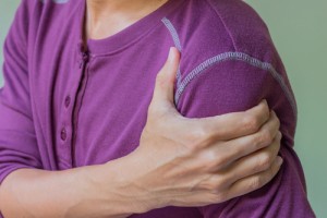 Smoking may increase the risk of symptomatic rotator cuff disease