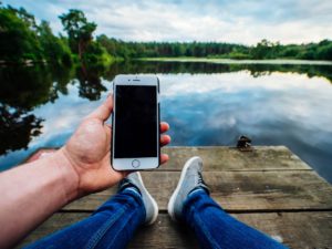 This review suggests that psychological interventions delivered via smartphones can reduce anxiety.