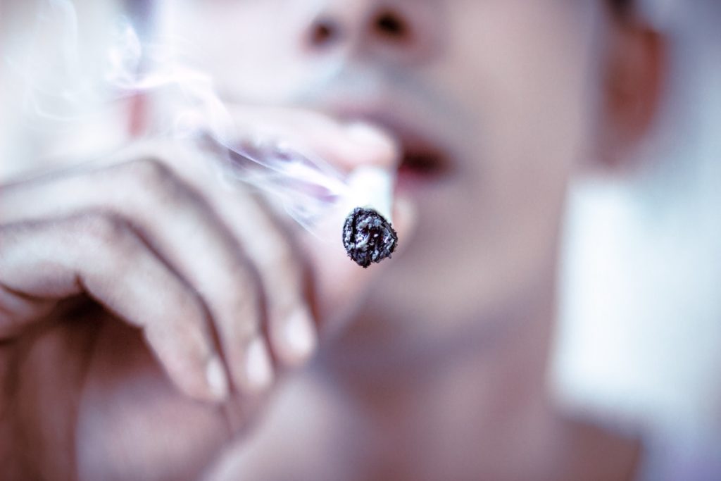 Is it reasonable to compare the risk of developing psychosis after experiencing childhood trauma to the risk of developing lung cancer from smoking?