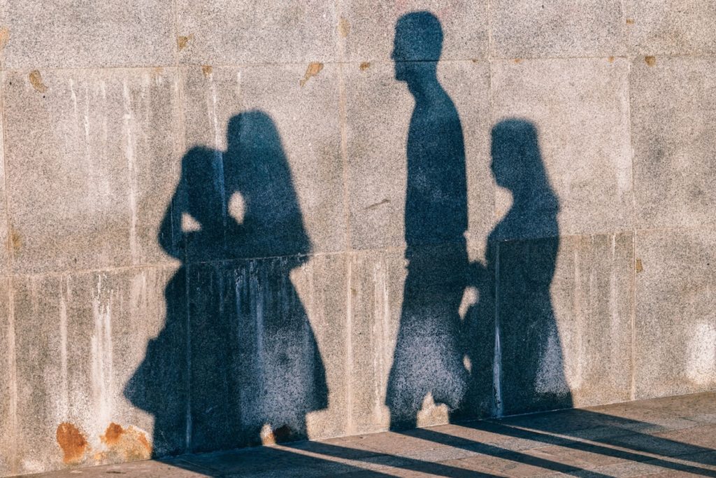 This study highlights the need for greater surveillance and support for marginalised families, so that early intervention can be offered in the event of development of a psychiatric disorder.