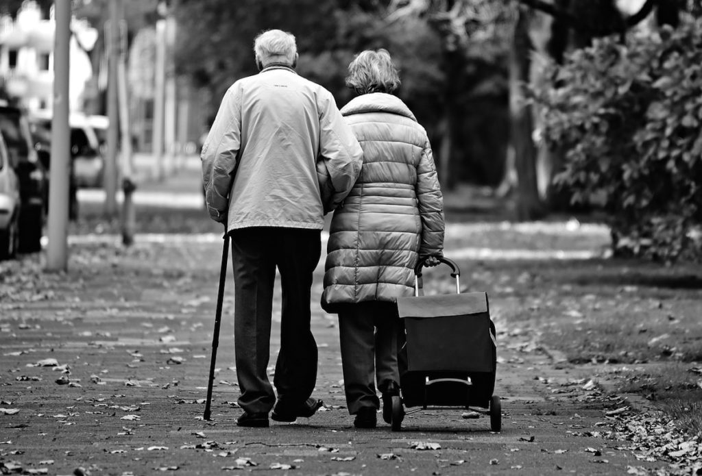 The central role of a spousal caregiver in the postponement of institutionalisation is remarkable. It is estimated that people with a spousal caregiver stayed at home 31.5 months (2.6 years) longer than those with a non-spousal caregiver.