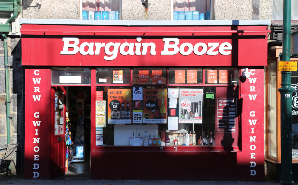 This evidence suggests that targeting heavy episodic alcohol use may help to reduce socioeconomic inequalities in mortality.