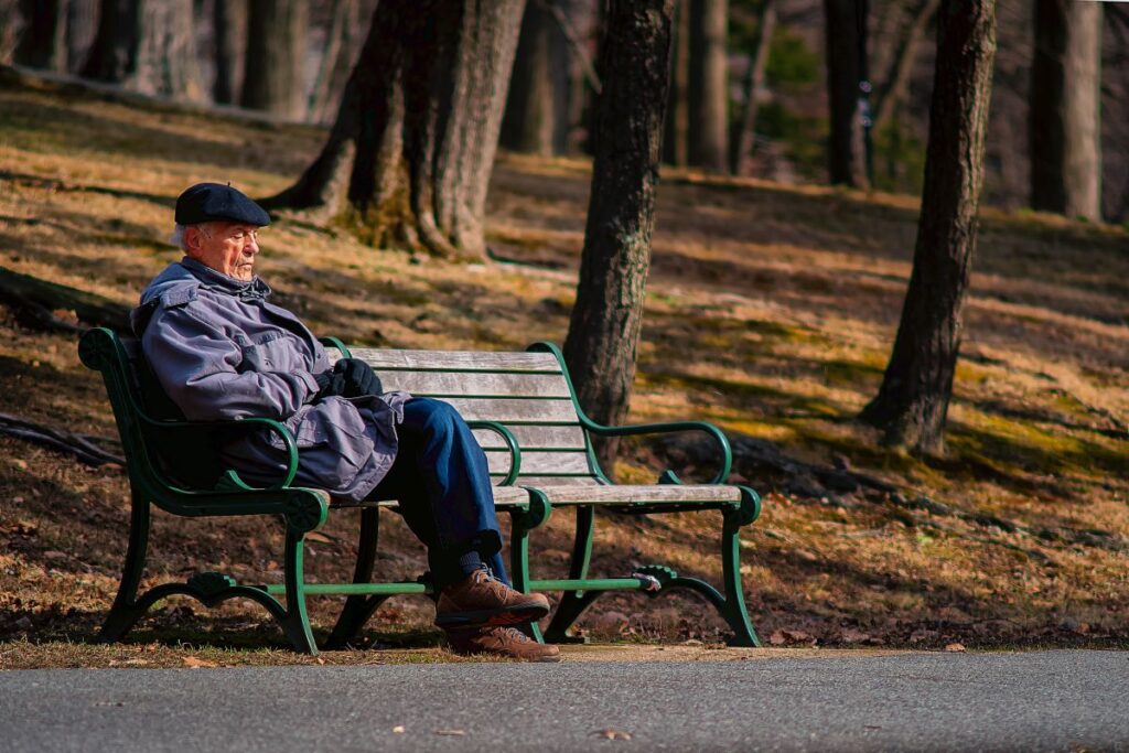 Changes in the life course of risk factors of dementia (i.e., BP, cholesterol, and obesity), rather than a short-term status of these factors, should be an important consideration.