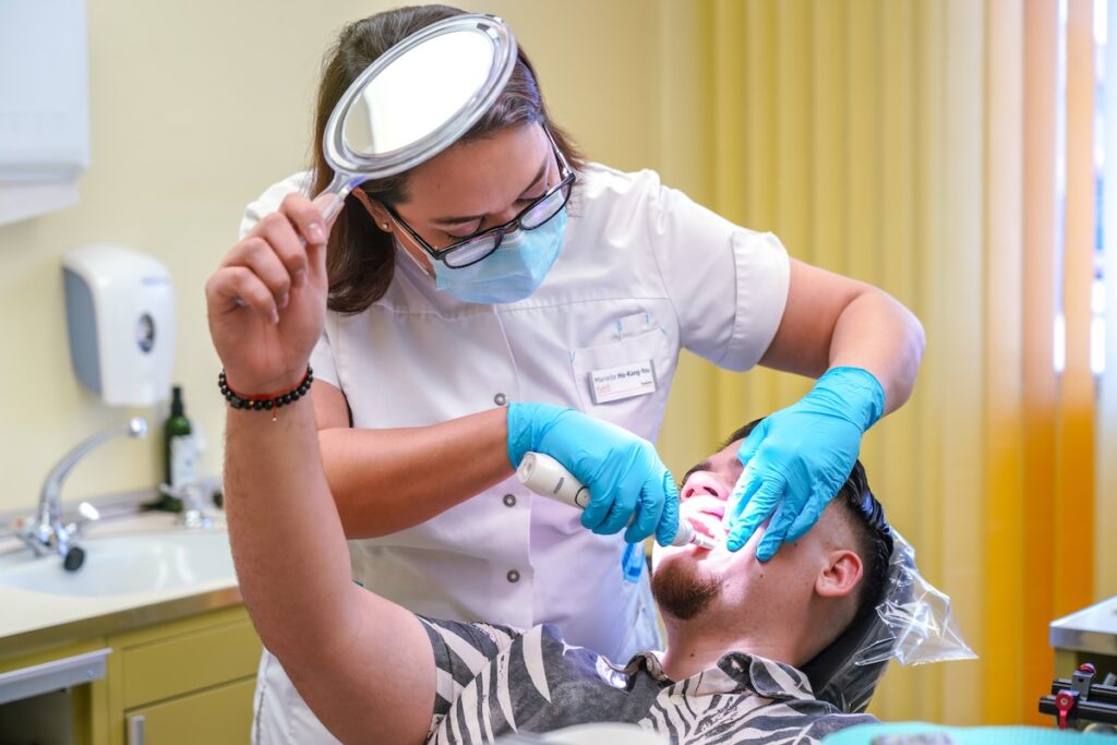Oral health needs to be included in physical health checks for people with severe mental illness and should be an integral part of care plans for people with severe mental illness.