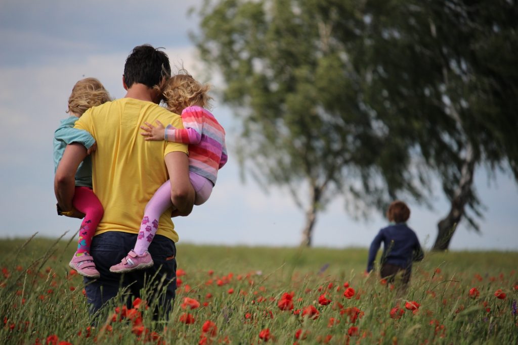 Previous research suggests potential relationships between parental mood disorders and anxiety in offspring. However, little is known about risk associated with specific anxiety disorders, or if this risk varies depending on type of mood disorder.