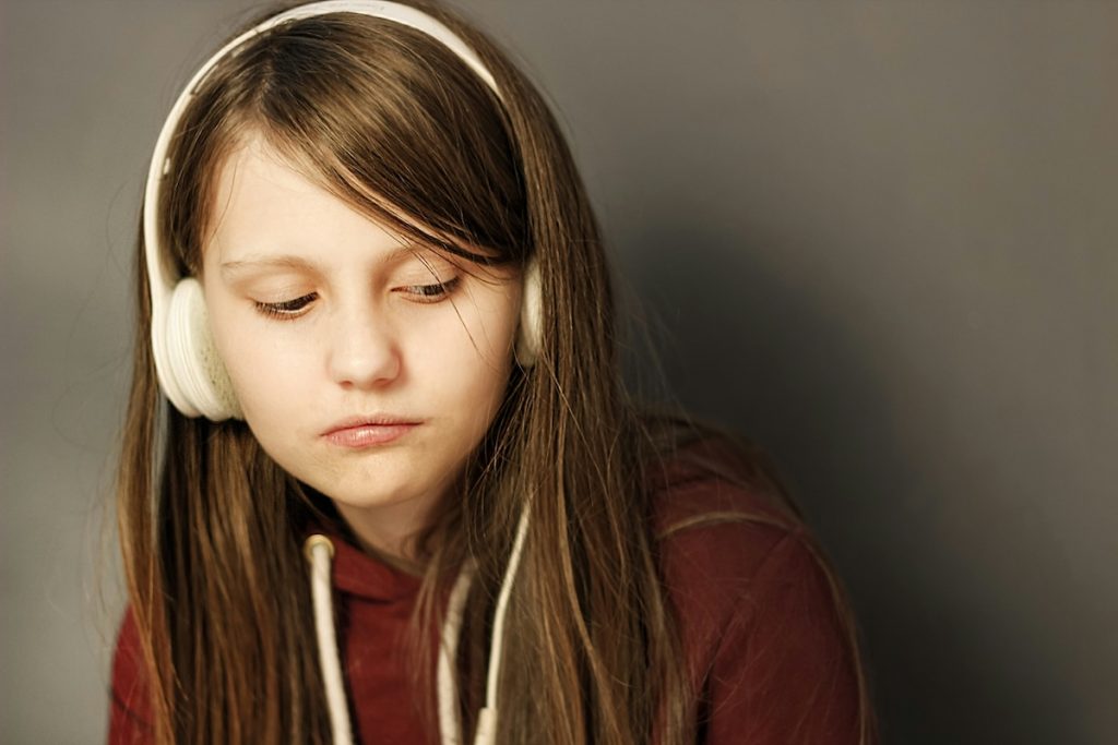 Loneliness in adolescence is common, but when it becomes chronic, it may have lasting consequences for mental health and well-being. 