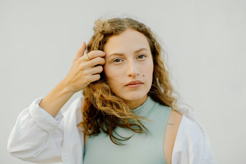 Hairpulling often begins in early adolescence, with estimates that 1% of adolescents have clinically diagnosable hairpulling disorder. This statistic is much higher for hairpulling behaviours generally.