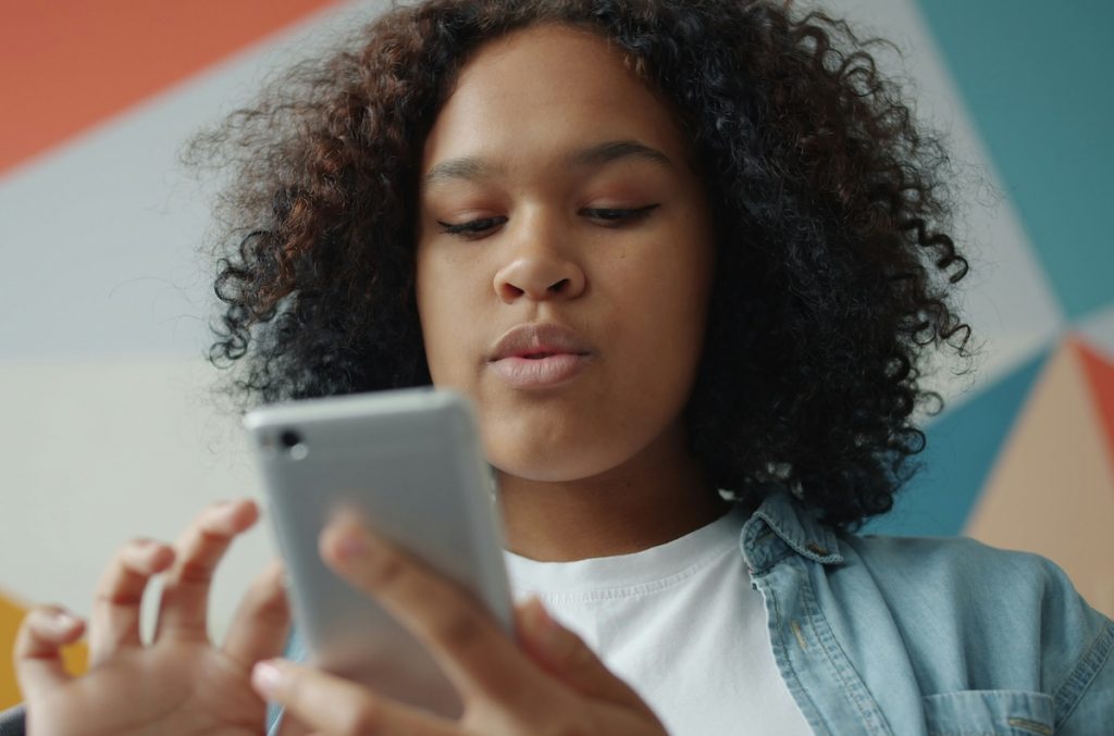 Adolescents with internalising conditions differed from their peers not only in how much they used social media, but also in how they experienced it, engaging more with social comparison and being more affected by feedback.