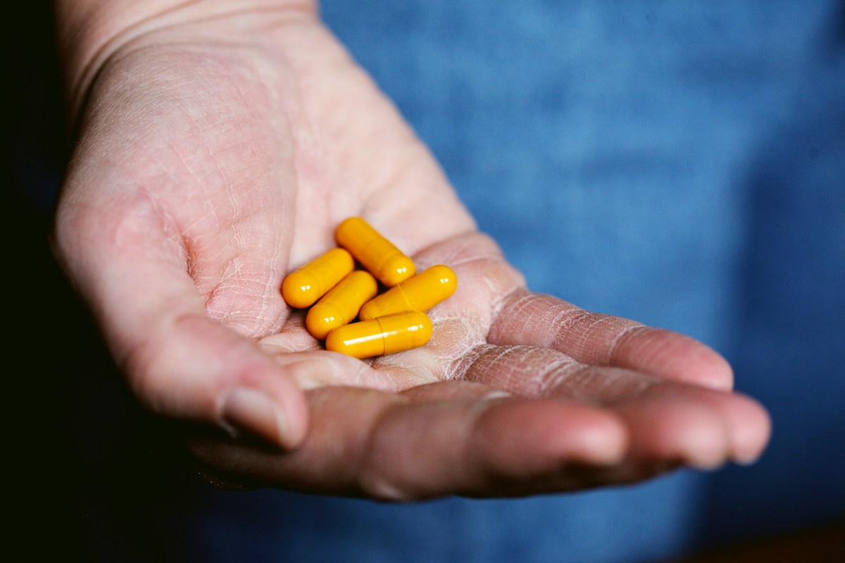 Considering the side effects of antipsychotics, the investigation of safely reducing or discontinuing patient’s treatment was important.
